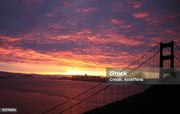 Sunrisegolden Gate De San Francisco California Foto de stock y más banco de imágenes de Aire libre - Aire libre, Amanecer, California