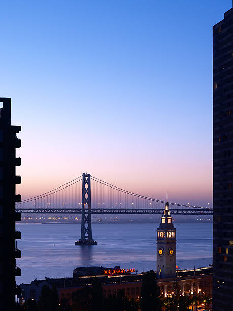 scene di notte di ferry building & bay bridge - bay bridge san francisco county san francisco bay area landscaped foto e immagini stock