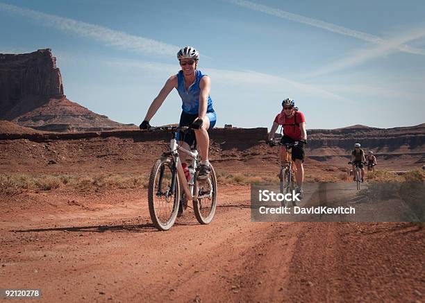 Cztery Osoby Kolarstwo Górskie W Pustyni - zdjęcia stockowe i więcej obrazów Jeździć na rowerze - Jeździć na rowerze, Grupa ludzi, Góry Red Rocks