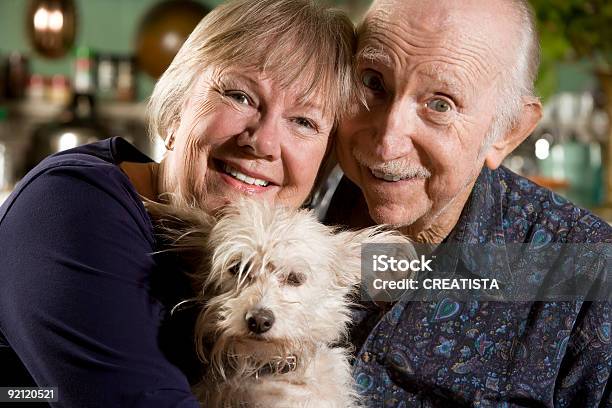 Foto de Retrato De Casal Sênior Com Cachorro e mais fotos de stock de Terceira idade - Terceira idade, Terrier Branco West Highland, 70 anos