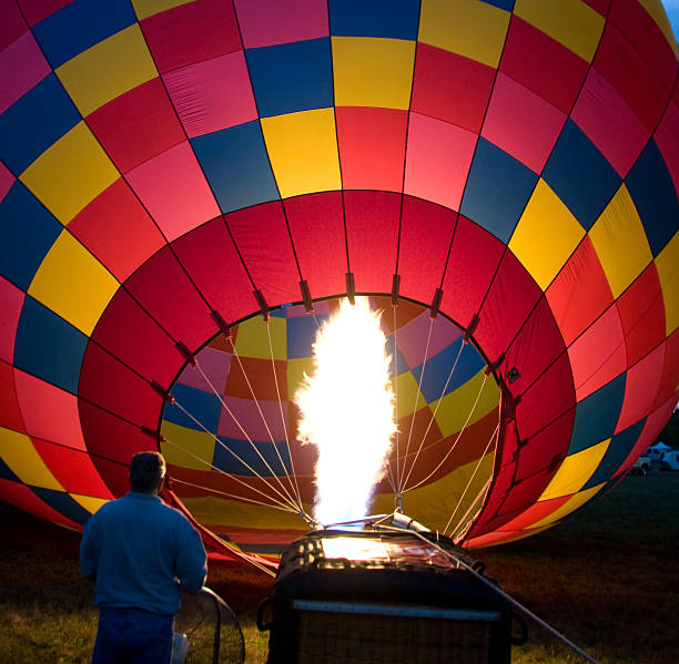 coloré de ballons - inflating balloon blowing air photos et images de collection