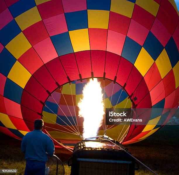 Foto de Coloridos De Balão e mais fotos de stock de Balão de ar quente - Balão de ar quente, Inflar, Fogo