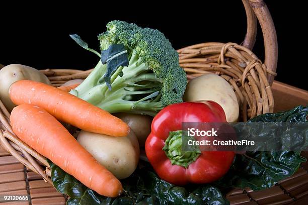 新鮮な野菜のバスケット - アブラナ科のストックフォトや画像を多数ご用意 - アブラナ科, イモ類, オレンジ色