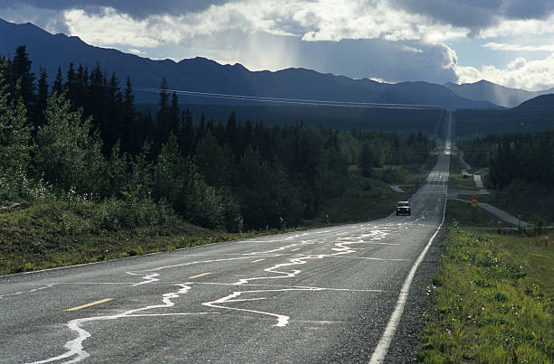 alaska de nombreuses routes - alaska denali national park motor home mt mckinley photos et images de collection