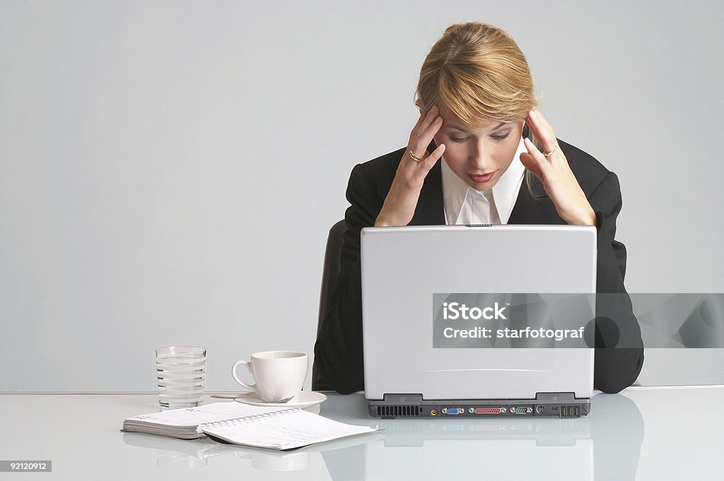 Opprimente stressato donna d'affari con laptop ha mal di testa - Foto stock royalty-free di Adulto