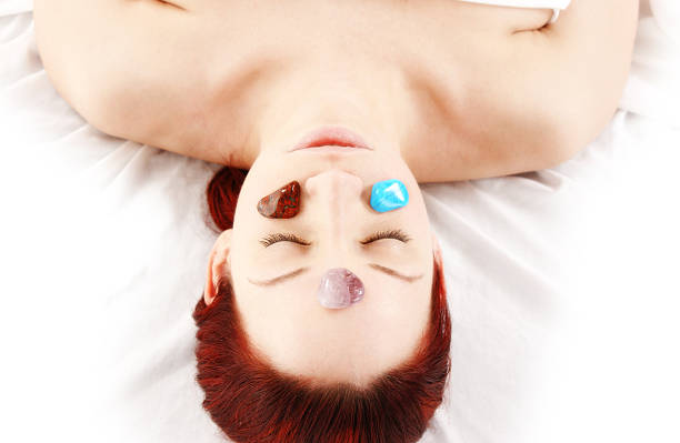 thérapie des chakras - lastone therapy massaging spa treatment stone photos et images de collection
