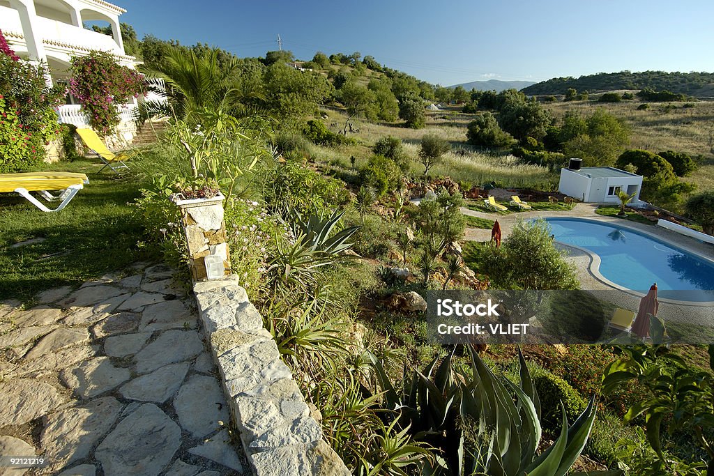 Patio con piscina en portugués paisaje de verano - Foto de stock de Casa libre de derechos