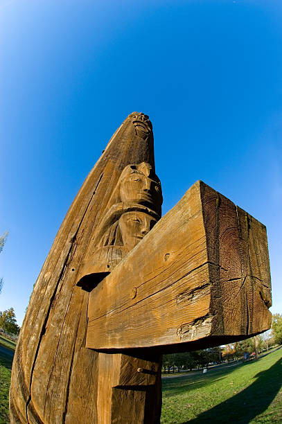 высокие тотемный столб - native american statue wood carving стоковые фото и изображения