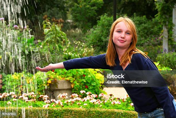 Ragazza Fontana - Fotografie stock e altre immagini di Fontana - Struttura costruita dall'uomo - Fontana - Struttura costruita dall'uomo, Acqua, Adolescente