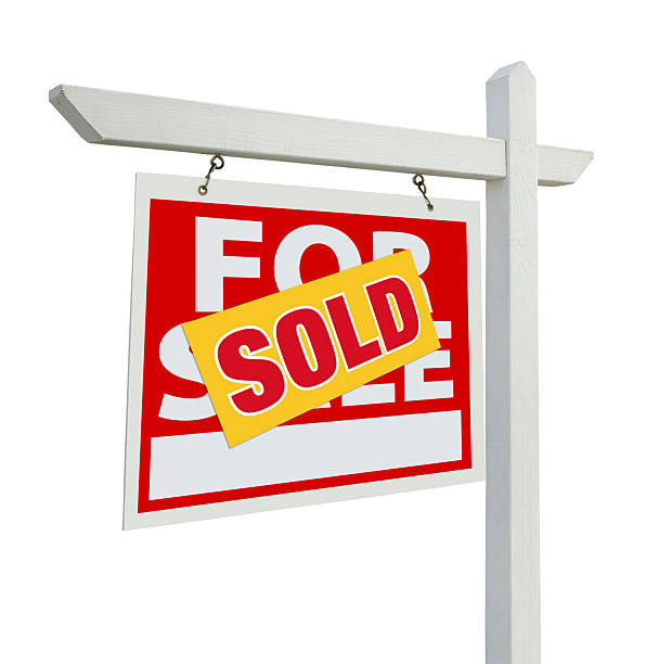verkaufte heimat für verkauf immobilien zeichen isoliert - immobilienschild stock-fotos und bilder