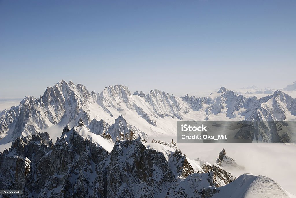 Mountain range wśród śniegu, chmury i niebo - Zbiór zdjęć royalty-free (Alpy)