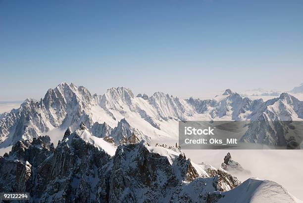 Mountain Range Wśród Śniegu Chmury I Niebo - zdjęcia stockowe i więcej obrazów Alpy - Alpy, Bez ludzi, Bezchmurne niebo