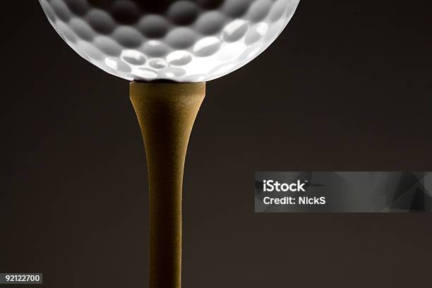 Bola De Golfe No Tee - Fotografias de stock e mais imagens de Golfe - Golfe, Atividade Recreativa, Bola