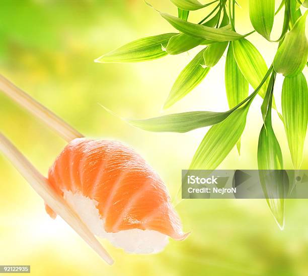 De Madeira Pauzinhos Exploração Salmão Sashimi - Fotografias de stock e mais imagens de Alimentação Saudável - Alimentação Saudável, Almoço, Arroz - Alimento Básico