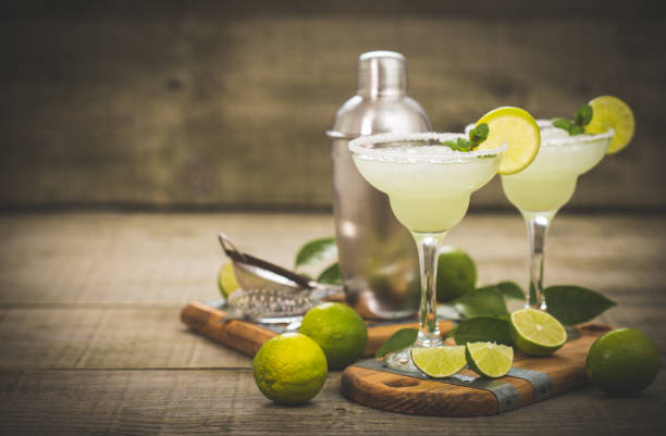 margarita cocktail mit limette und minze - margarita stock-fotos und bilder