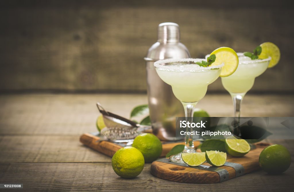 Margarita cocktail au citron vert et menthe - Photo de Margarita libre de droits