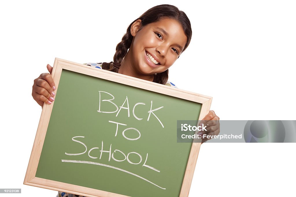 Bella ragazza ispanica tenendo Chalkboard con il ritorno a scuola - Foto stock royalty-free di Adolescente