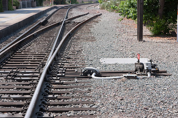 trilhos do trem com chave - railroad track uncertainty freight transportation choice - fotografias e filmes do acervo
