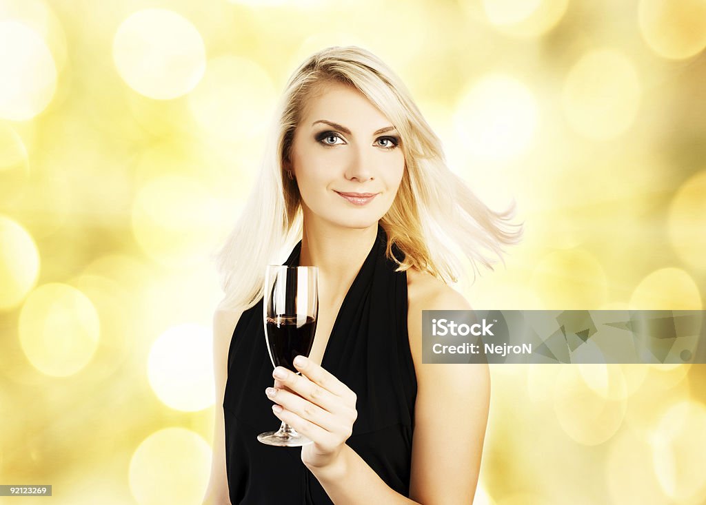 Hermosa mujer joven con una copa de vino - Foto de stock de Adulto libre de derechos