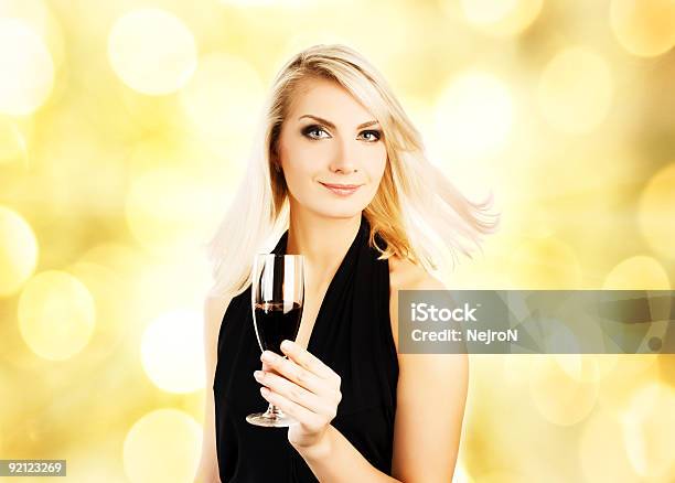 Hermosa Mujer Joven Con Una Copa De Vino Foto de stock y más banco de imágenes de Adulto - Adulto, Adulto joven, Bebida