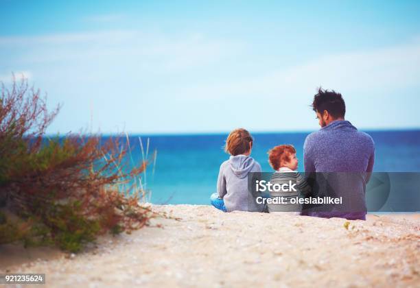 Vater Und Söhne Am Sandstrand In Der Nähe Von Dem Meer An Windigen Tag Stockfoto und mehr Bilder von Vater