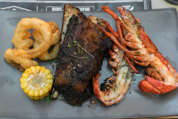 carne de res y langosta de mar y montaña - surf and turf prepared shrimp steak grilled fotografías e imágenes de stock