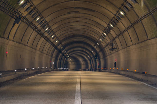 туннель-роуд - night tunnel indoors highway стоковые фото и изображения