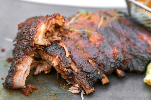 smoke pork rib bbq - sparerib imagens e fotografias de stock