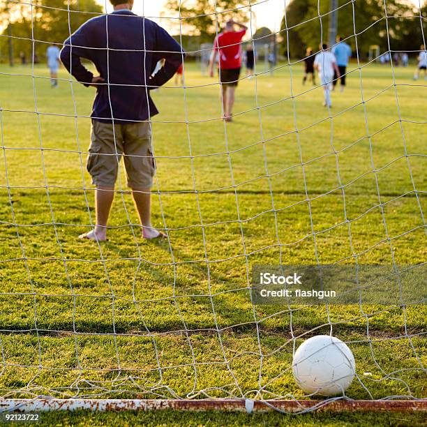 Bola De Líquido - Fotografias de stock e mais imagens de Futebol 5 - Futebol 5, Futebol, Olhar atentamente