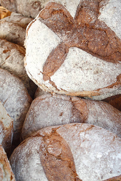 Loaves de pan recién horneado - foto de stock