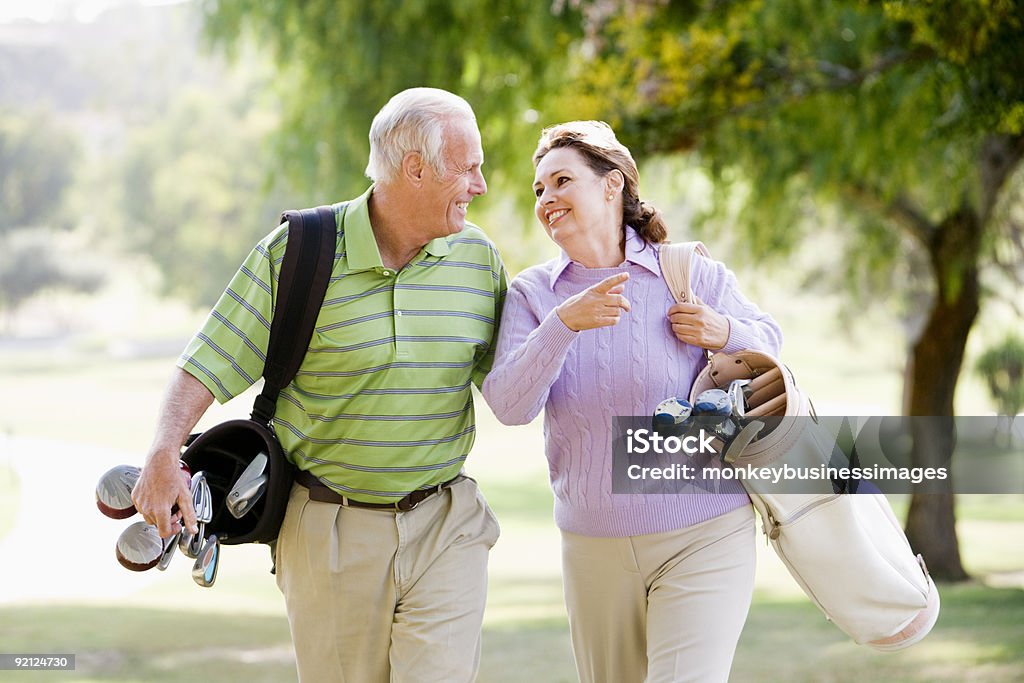 Coppia godendo una partita di Golf - Foto stock royalty-free di Golf