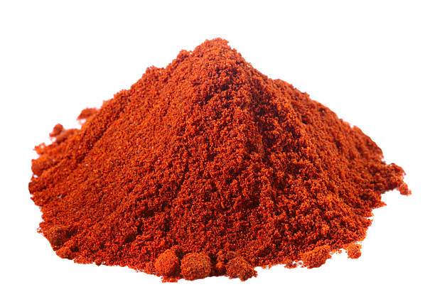 spezie-pila di paprika rossa su bianco - affumicato foto e immagini stock