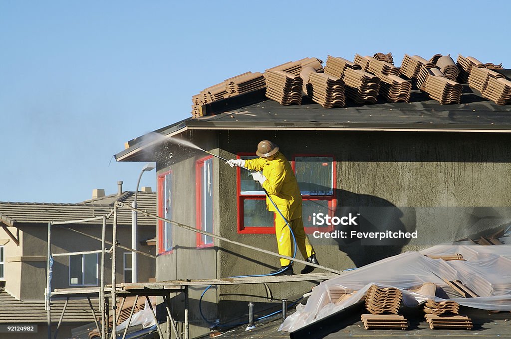 Trabajador de la construcción "lava presión - Foto de stock de Gabardina - Ropa impermeable libre de derechos