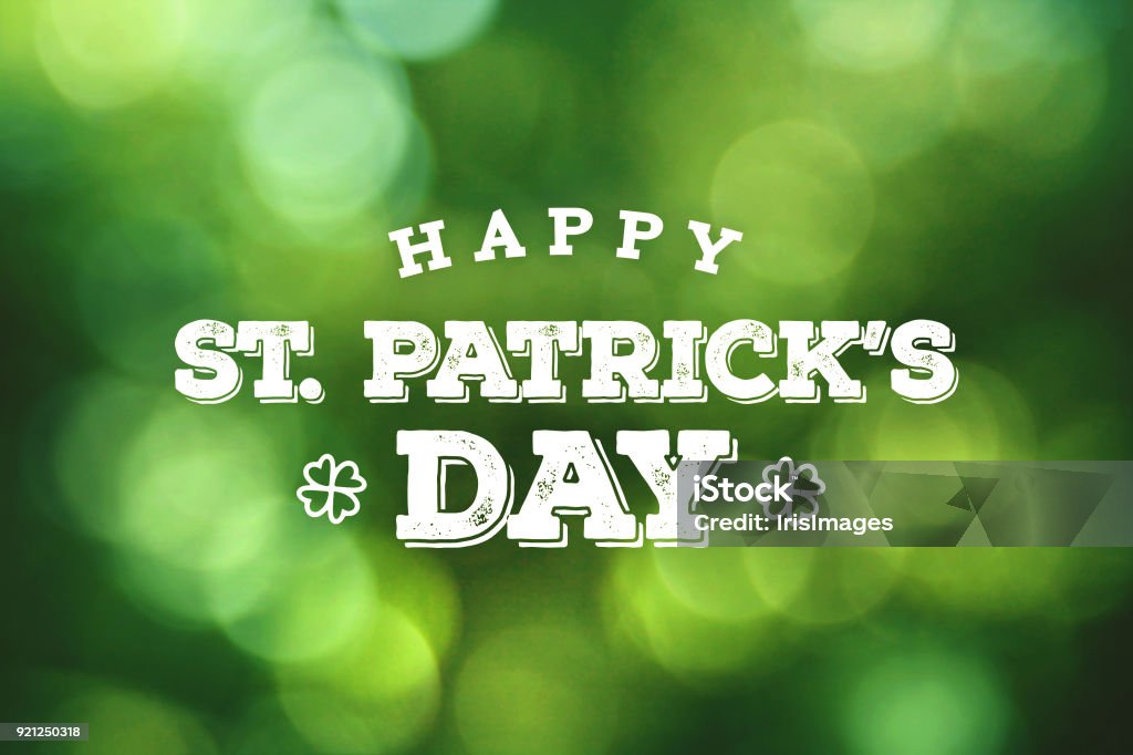 Texte de jour heureux St.Patrick sur Bokeh vert s’allume - Photo de Saint Patrick libre de droits