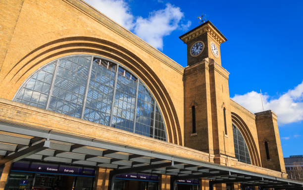 el exterior de la estación de ferrocarril de cross de reyes en londres - estación de kings cross fotografías e imágenes de stock