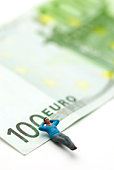 schlafen-auf-euro.jpg?b=1&s=170x170&k=20&c=T36fY98Weo4AAkr3-pUvxDvTUxcTPRVHQRY0kEKnGqs=
