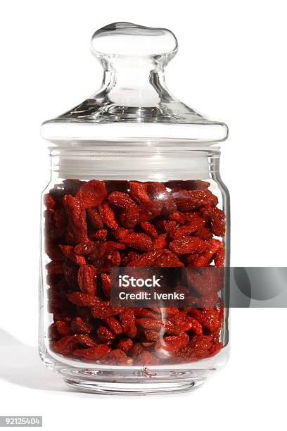 Bayas Goji Digupi En Frasco De Vidrio Foto de stock y más banco de imágenes de Alimento - Alimento, Alimentos deshidratados, Asistencia sanitaria y medicina