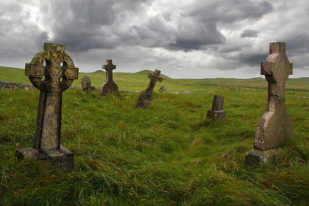старинный кельтский захоронении - old cross shape stone weathered стоковые фото и изобр�ажения
