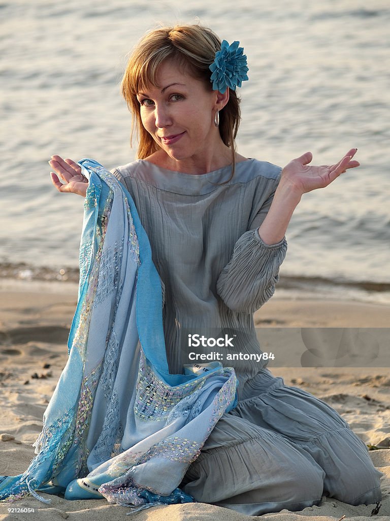 Lady in spiaggia - Foto stock royalty-free di 40-44 anni