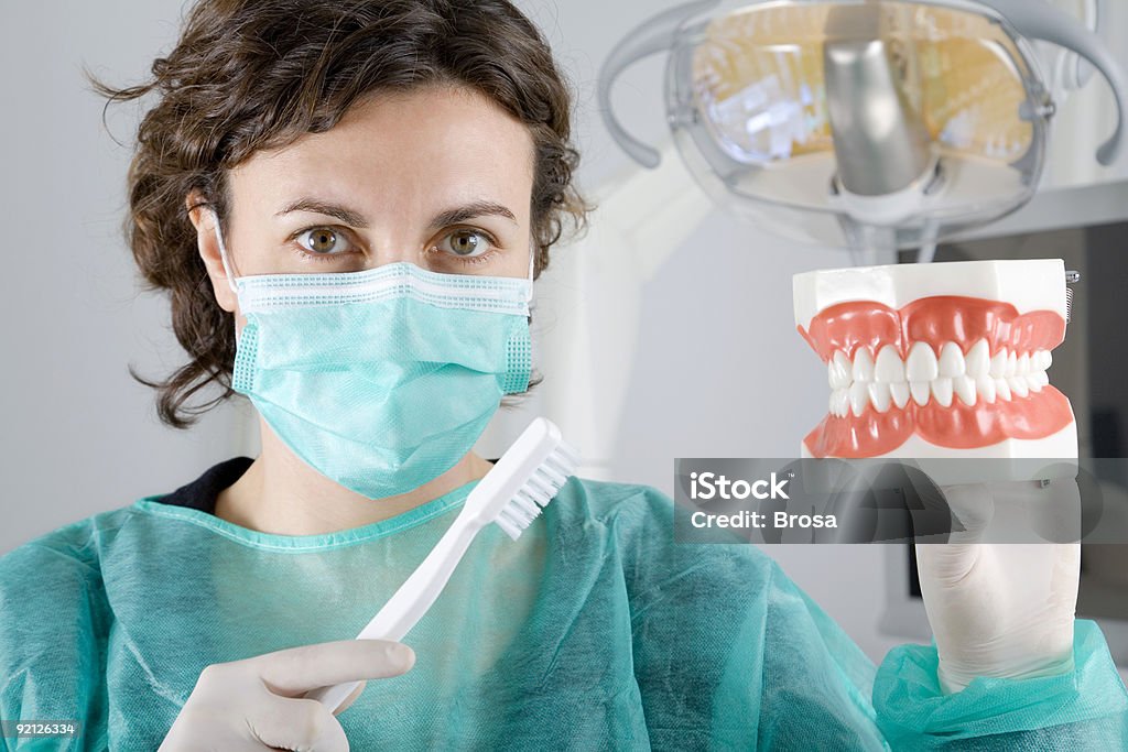 Стоматолог преподавания Чистка зубов - Стоковые фото Ассистент стоматолога роялти-фри
