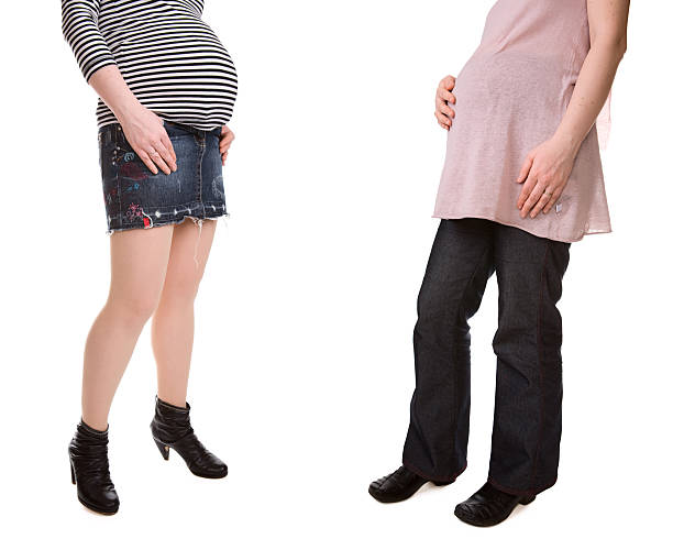 hauts talons contre des chaussures pour femme enceinte - human leg jeans converse shoe photos et images de collection
