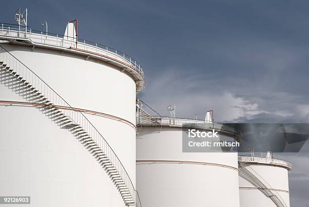 Foto de Tanque De Combustível e mais fotos de stock de Tanque de Combustível - Tanque de Armazenamento - Tanque de Combustível - Tanque de Armazenamento, Aço, Cano