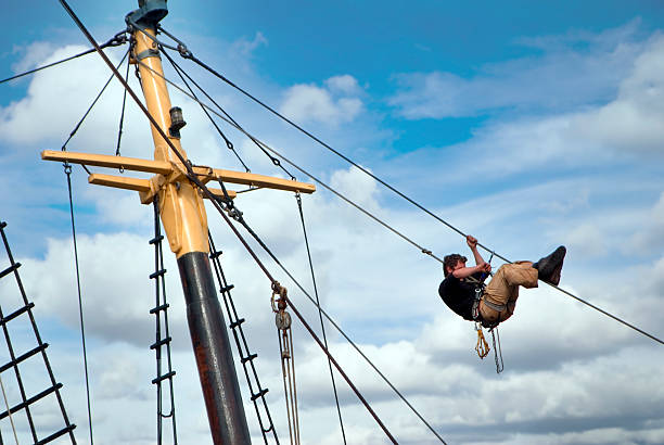 instalação de estruturas de metal - nautical vessel wood sailing ship repairing - fotografias e filmes do acervo