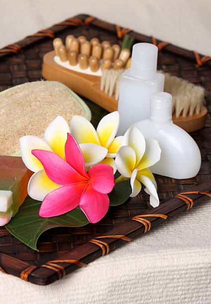 spa de jour de produits de beauté tropicale - merchandise spa treatment botanical spa treatment exfoliation photos et images de collection