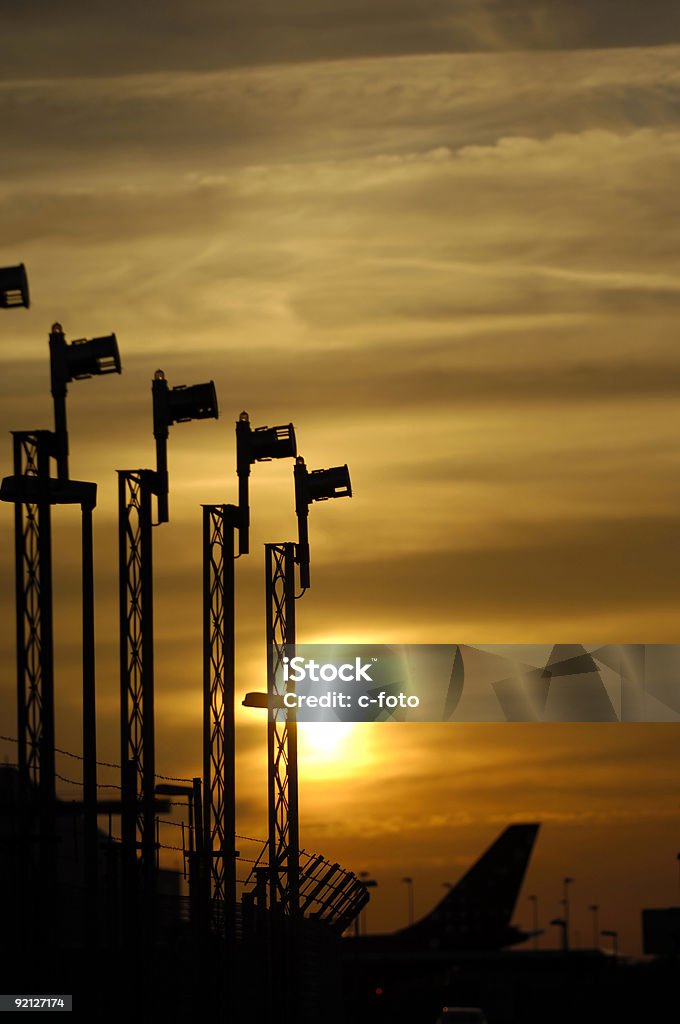 Puesta de sol y del aeropuerto - Foto de stock de Aeródromo libre de derechos