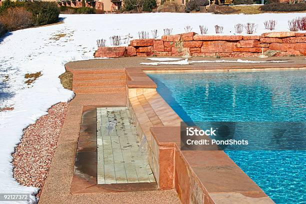 Photo libre de droit de Piscine Extérieure Du Centre De Villégiature Dhiver Dans Le Colorado banque d'images et plus d'images libres de droit de Colorado