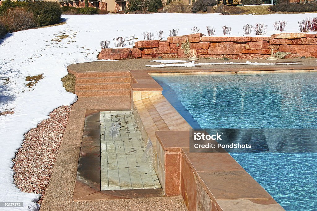 Открытый бассейн в Колорадо Resort в зимний - Стоковые фото Бассейн роялти-фри