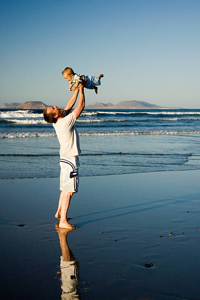 padre e hijo - ground chuck fotografías e imágenes de stock