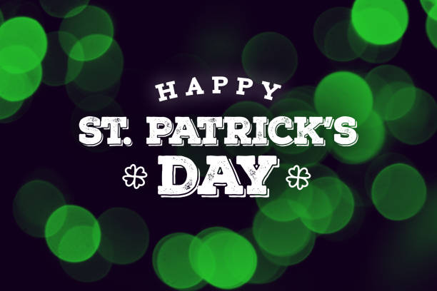 happy st patrick's day tekst ponad zielone światła duotone - st patricks day irish culture pub clover zdjęcia i obrazy z banku zdjęć