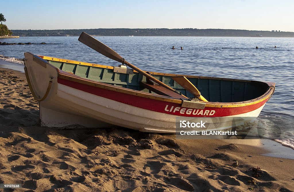 Salvavidas barco de remos - Foto de stock de Agua libre de derechos